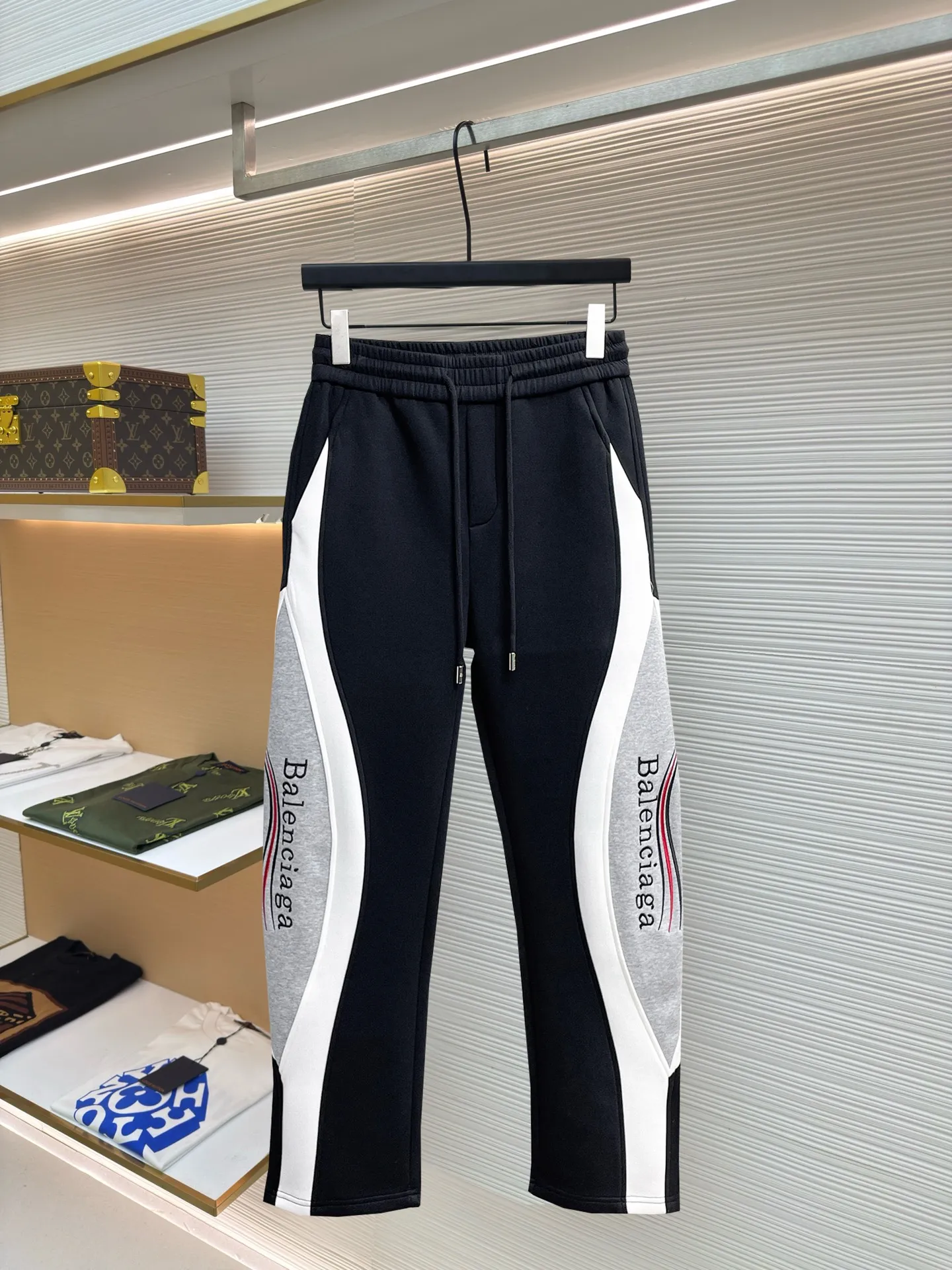 Balenciaga 🆕2026 Autumn and Winter New Arrival Casual Pants! The official website will be released simultaneously. Brand Classic LOGO casual pants, customized fabrics, excellent comfort and strong touch. Highly recognisable, perfect appearance and craftsmanship. Size:M-3XL